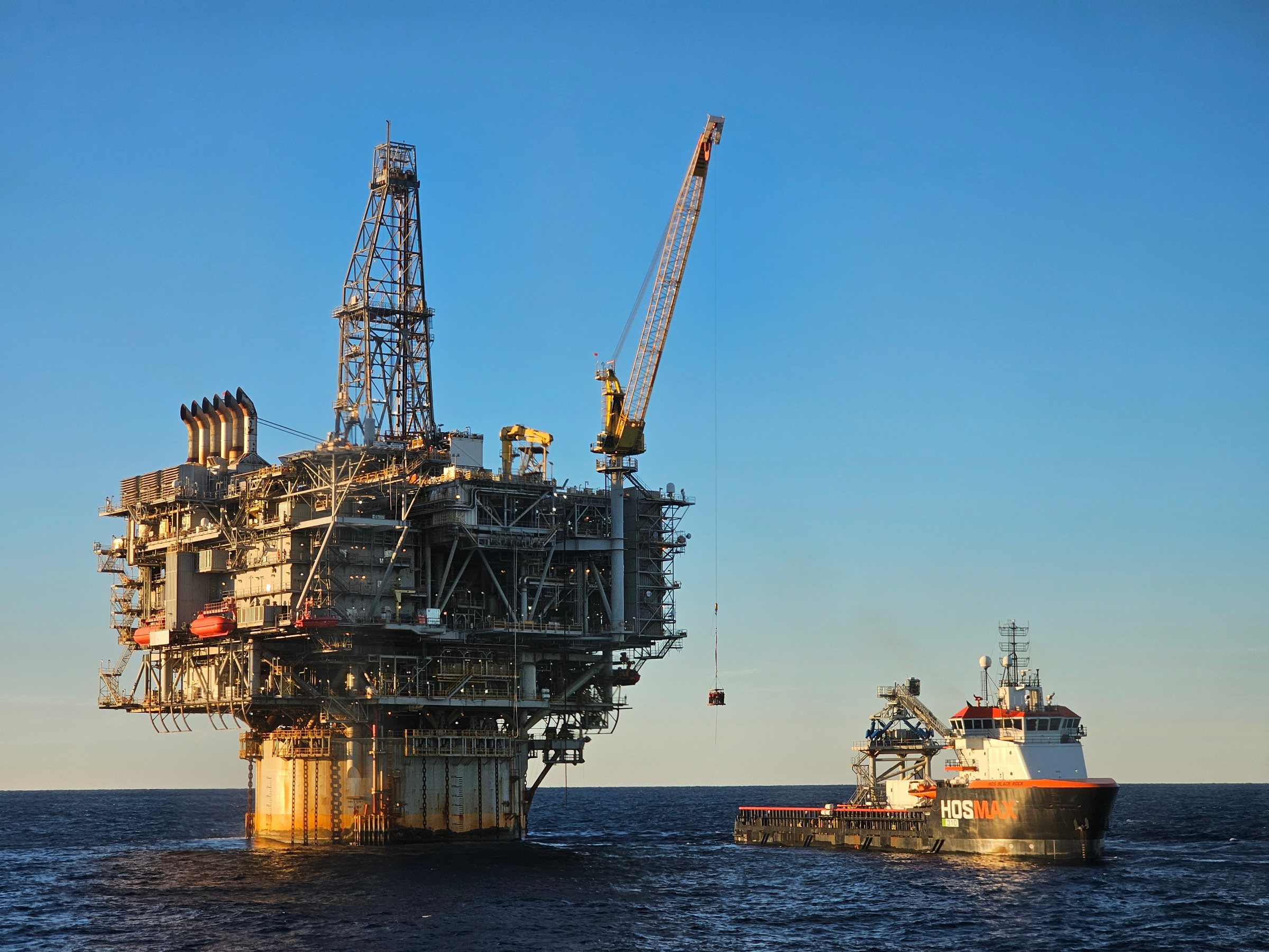 Offshore platform with supply vessel